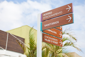 Ideias Criativas na Comunicação Visual totem placas fortaleza
