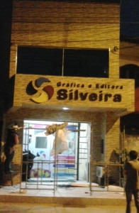 letreiro com logo em alto relevo