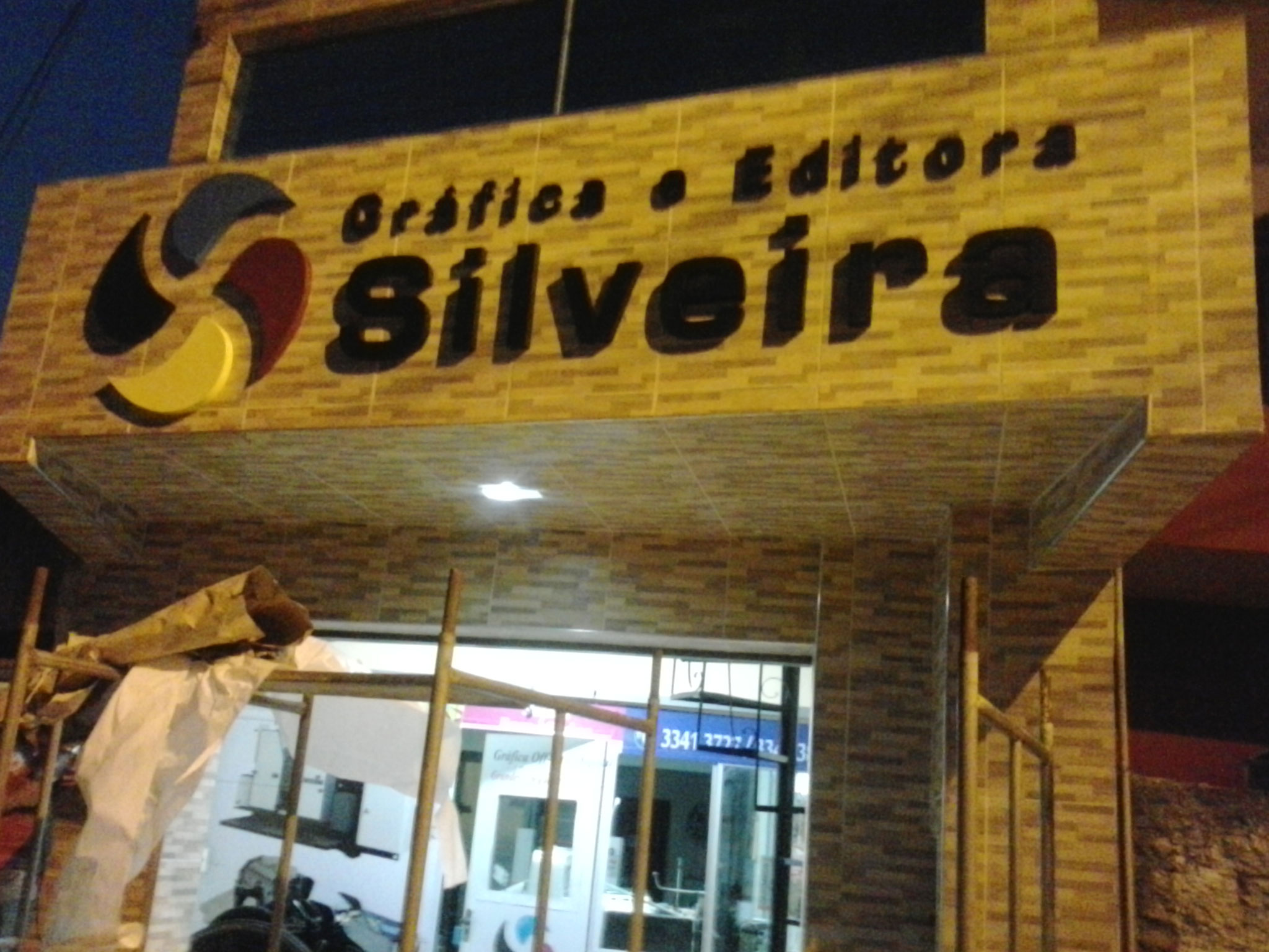 letreiro com logo em alto relevo