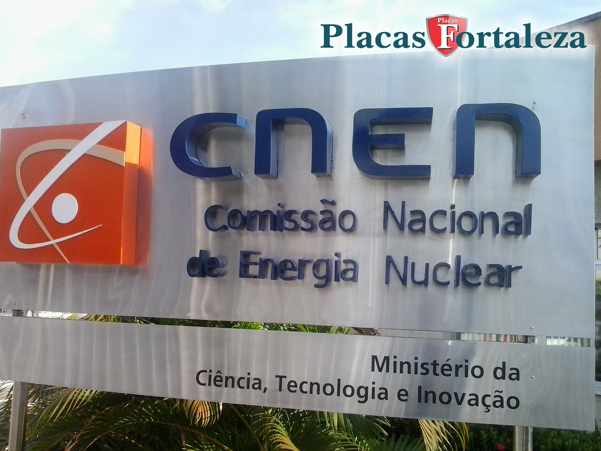 placa-em-aço-escovado-com-letreiro-em-alto-relevo3