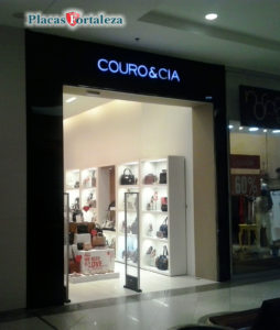 fachada-em-acm-preto-com-letreiro-em-acrillico