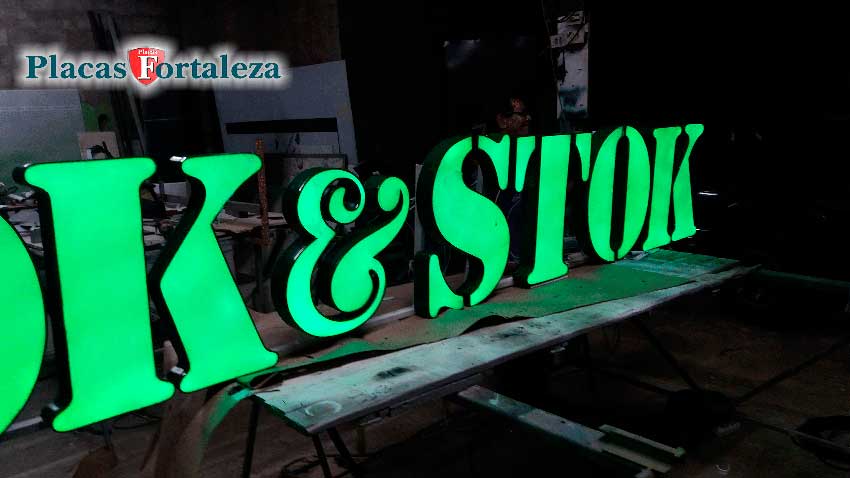 letra-caixa-de-acrílico-luminosa-placas-fortaleza-tok-e-stok